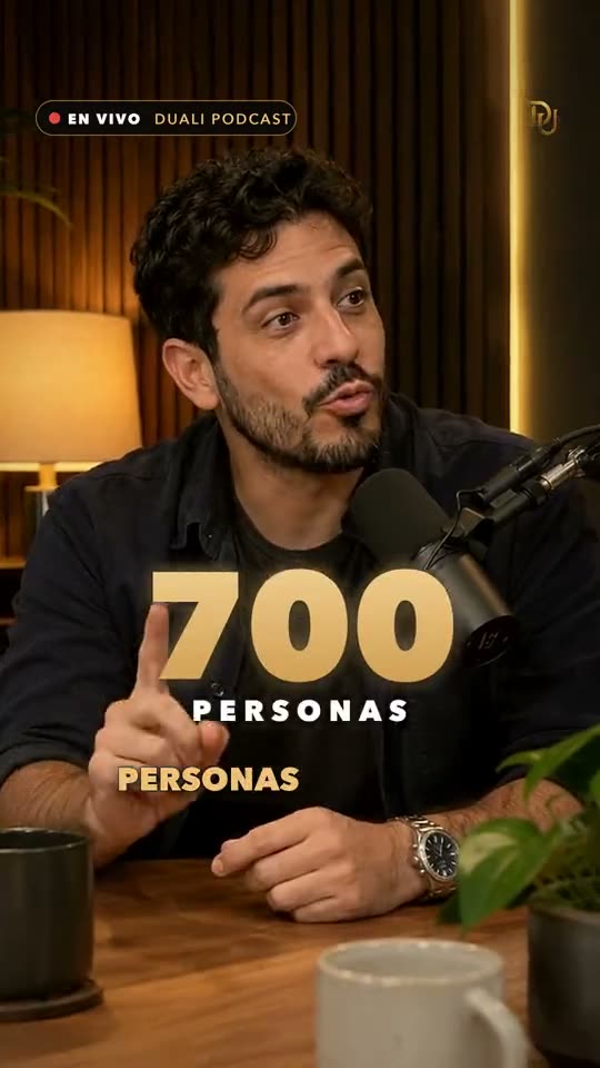 Fotograma del video: Podcast con dos avatares